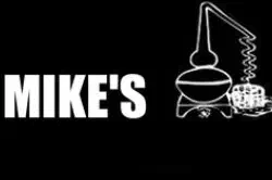 Logo von Mike's Whiskey Handel: der Schriftzug MIKE'S neben einer gezeichneten Brennblase, weiß auf Schwarz
